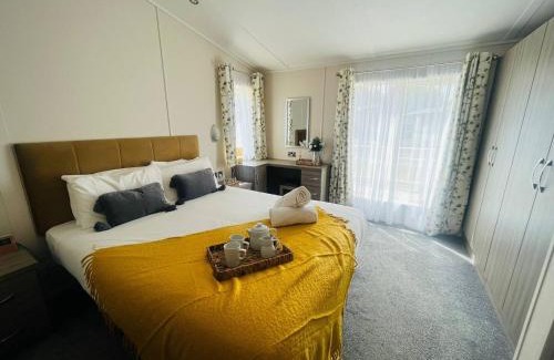 Allerthorpe Cabina | Waterside Retreat With Hot Tub