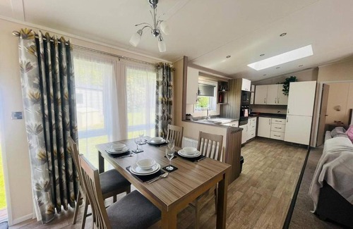 Allerthorpe Cabina | Waterside Retreat With Hot Tub