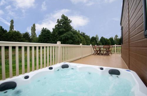 Allerthorpe Cabina | Waterside Retreat With Hot Tub