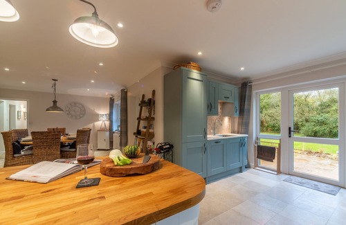 Wiveton Casa | Un hermoso bungalow separado con frente de pedernal, ubicado en gloriosos jardines