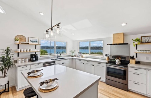 Navy Yard City Casa | Waterview 4BR Home w/Hot Tub, Spa Bath & Game Room