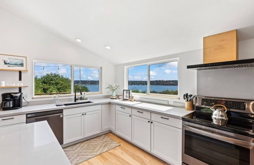 Navy Yard City Casa | Waterview 4BR Home w/Hot Tub, Spa Bath & Game Room