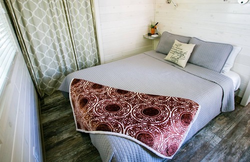 Steele Creek Cabina | Waterview Family Style Two Bedroom Cabin #9 at Long Cove Resort by Redawning