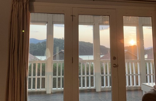 Hiawassee Casa | Waterview Retreat - In town convenience with beautiful Lake & Mountain Views