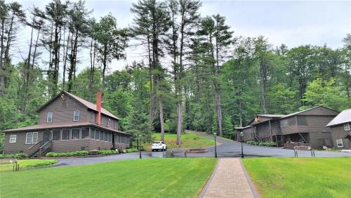 Lake Luzerne Casa | Waterview Seven Bedroom Riverside Lodge