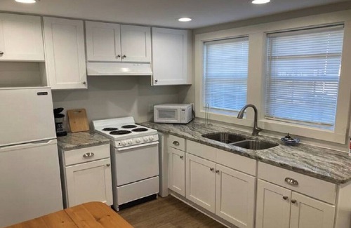 Swansboro Apartamento | Waterview Swansboro Pelican #1. One block from everything! Cozy 1 Bdrm/1Bth.