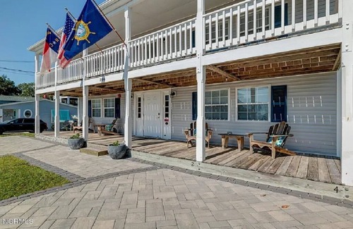 Swansboro Apartamento | Waterview Swansboro Pelican #1. One block from everything! Cozy 1 Bdrm/1Bth.