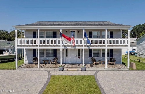 Swansboro Apartamento | Waterview Swansboro Sandpiper #2. One block from everything! Cozy 1 Bdrm/1Bth.