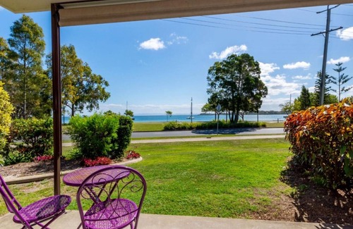 Bongaree Apartamento | Planta baja con vistas al agua y piscina!
