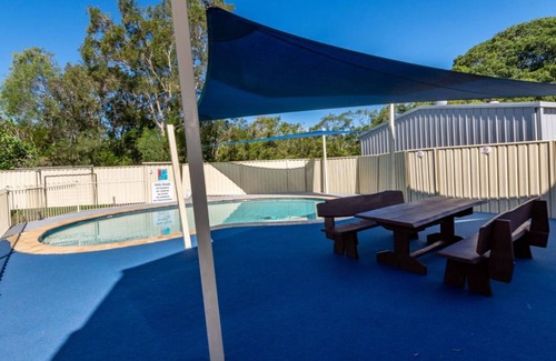 Bongaree Apartamento | Planta baja con vistas al agua y piscina!