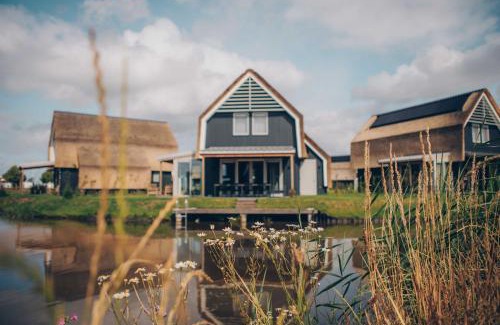 Heeg Casa | Watervilla buitenzijde met Sauna I 8 personen - Boutique Parc Pharshoeke