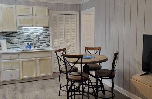 Ocean Isle Beach Apartamento | Waterway Garden Apt 2BR / 1BA Se admiten mascotas WIFI Ropa de cama Cocina recientemente renovada