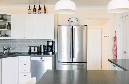 Cherry Valley Casa | Watson House - Century Home near Sandbanks