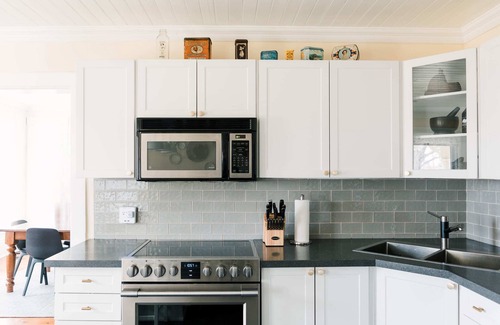 Cherry Valley Casa | Watson House - Century Home near Sandbanks