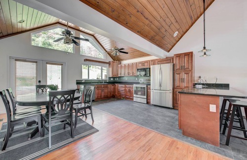 Harriman Casa | Watt a Retreat on Watt's Bar Lake, Sleeps 6-8