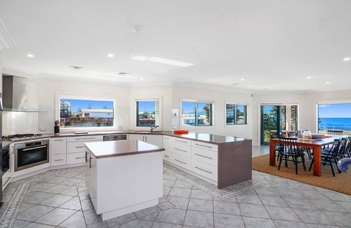 Blue Bay Casa | FRENTE AL MAR CON PISCINA, VISTAS AL MAR, WIFI Y FOXTEL