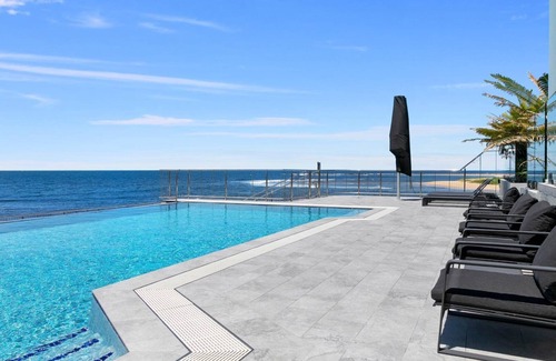 Blue Bay Casa | FRENTE AL MAR CON PISCINA, VISTAS AL MAR, WIFI Y FOXTEL