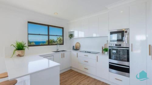 Caves Beach Casa | Waves at Caves