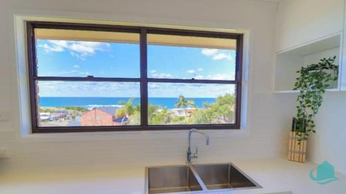 Caves Beach Casa | Waves at Caves