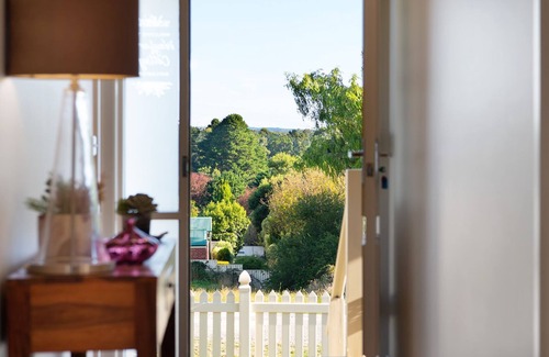 Daylesford Casa | Wayfarer Cottage-walk to town, pet friendly