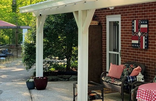 Hickman Cabaña | Wayfarer's Inn: Cottage Suite Nestled in a Woodland Setting Near Historic Square
