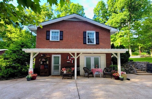 Hickman Cabaña | Wayfarer's Inn: Cottage Suite Nestled in a Woodland Setting Near Historic Square