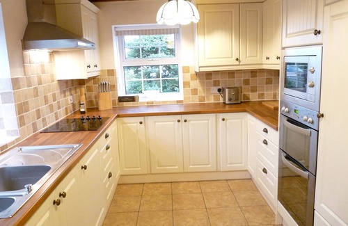 Crantock Cabaña | Waylands cottage with gardens, parking for 3 cars - in Crantock village