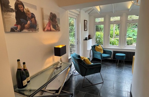 Crantock Cabaña | Waylands cottage with gardens, parking for 3 cars - in Crantock village