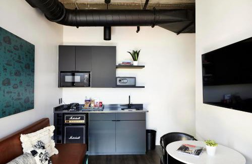 East Nashville Hotel | Waymore's Guest House & Casual Club