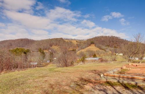 Waynesville Apartamento | Waynesville Studio with Fire Pit and Mountain Views!