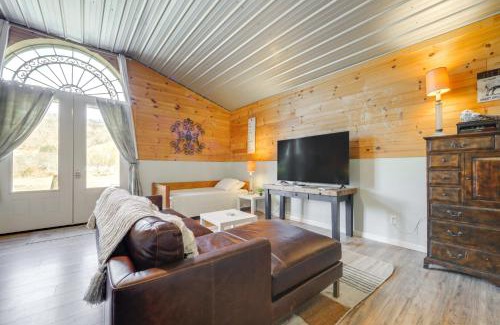 Waynesville Apartamento | Waynesville Studio with Fire Pit and Mountain Views!