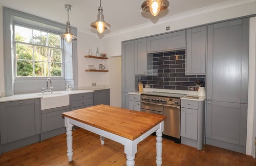 Craven Arms Casa | WAYSIDE HOUSE, pet friendly, with hot tub in Aston On Clun