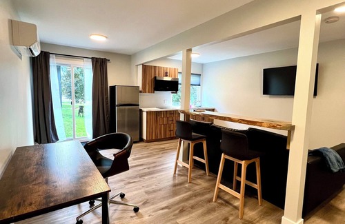 Port Alice Apartamento | WC Oceanside 1 Bedroom 1 Bathroom Apartment with Patio Doors to Courtyard