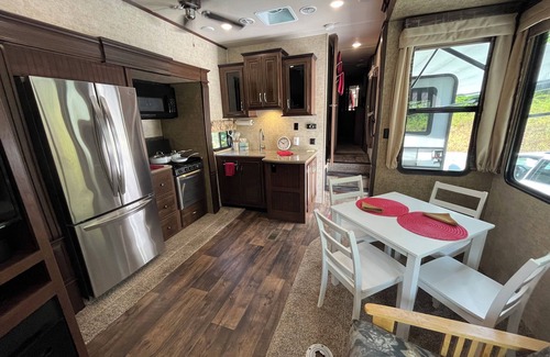 Sylva Casa | “WCU Glamper” 2-bedroom RV one mile from Western Carolina University