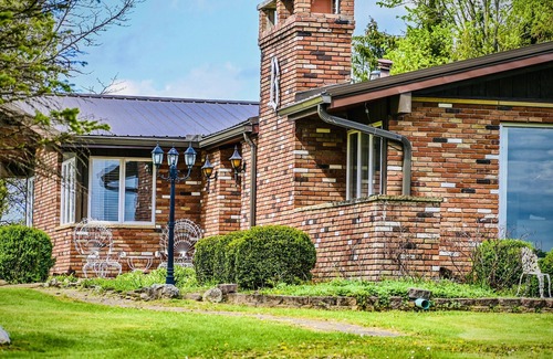 Ava Casa | We are a quiet ranch home that sits on 8 acres with firepit, pond and bar.