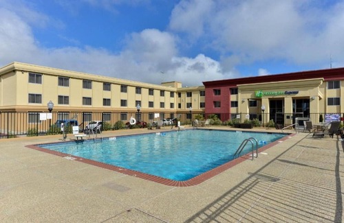 Burlingame Casa | We are committed to making your stay fun comfortable and memorable!!