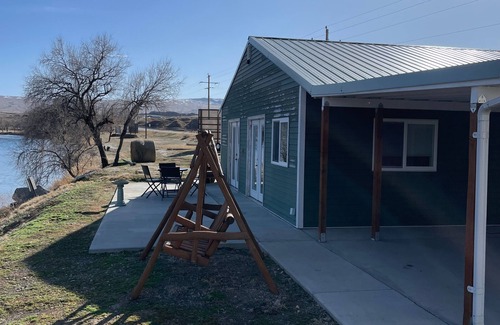 Thermopolis Cabina | We are located just south of Thermopolis on the Big Horn river