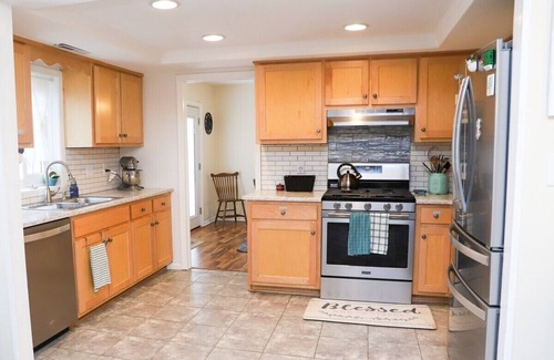 Hampton Apartamento | We have a fully furnished bedroom that is ready to become someone's home away from home