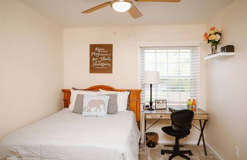 Hampton Apartamento | We have a fully furnished bedroom that is ready to become someone's home away from home