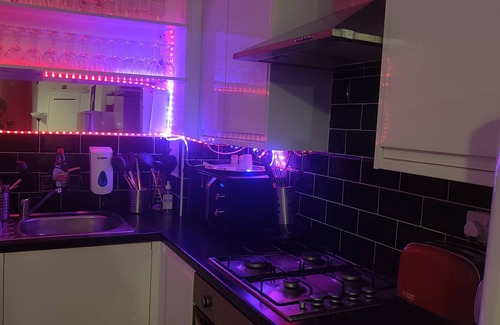 Newham Apartamento | We have a stylish tastefully furnished flat, Offering additional amenities. ties