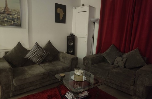 Newham Apartamento | We have a stylish tastefully furnished flat, Offering additional amenities. ties
