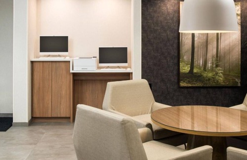 Parkrose Casa | We offer a "Park Here, Fly There" package.