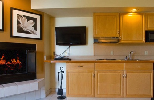 Charlevoix Hotel | Weathervane Terrace Inn and Suites