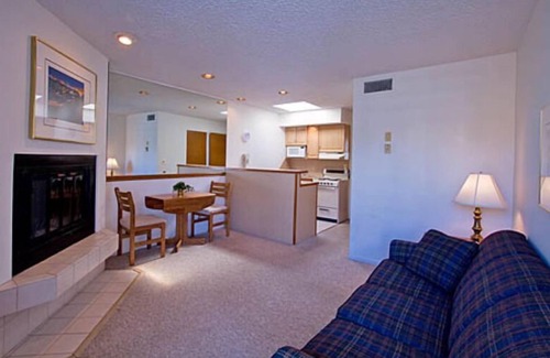 Charlevoix Hotel | Weathervane Terrace Inn and Suites