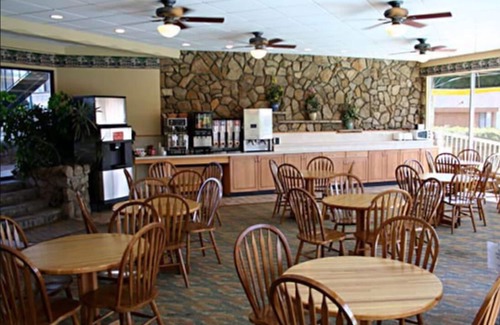 Charlevoix Hotel | Weathervane Terrace Inn and Suites