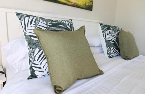 Port Elizabeth Apartamento | Weaver Lane Country Escape - The Bandit Porcupine