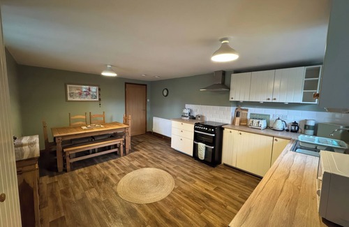 Tremadog Cabaña | WEAVER'S COTTAGE, pet friendly, with open fire in Tremadog