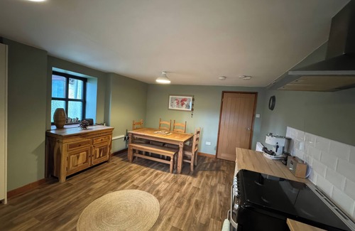 Tremadog Cabaña | WEAVER'S COTTAGE, pet friendly, with open fire in Tremadog