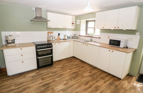 Tremadog Cabaña | WEAVER'S COTTAGE, pet friendly, with open fire in Tremadog