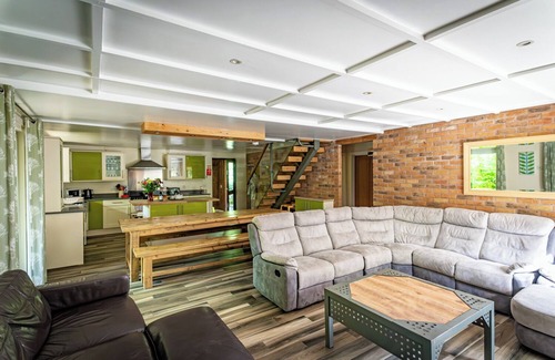 Farley Cabina | Weaver; woodland lodge for 12 with hot tub, log burner, BBQ, near Alton Towers.
